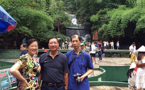 Đại sứ Nguyễn Quang Khai (giữa) và vợ chồng một người dân Trung Quốc.  - Sputnik Việt Nam