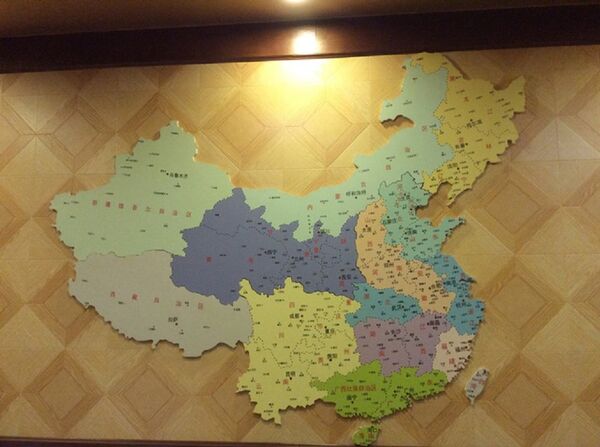 Bản đồ Trung Quốc không có đường lưỡi bò treo tại một khách sạn ở Changsha.  - Sputnik Việt Nam