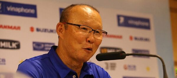 HLV Park Hang-seo cảm thấy áp lực với kỳ vọng của người hâm mộ ở ASIAD 18 dù mục tiêu chính của bóng đá VN vẫn là AFF Cup. - Sputnik Việt Nam