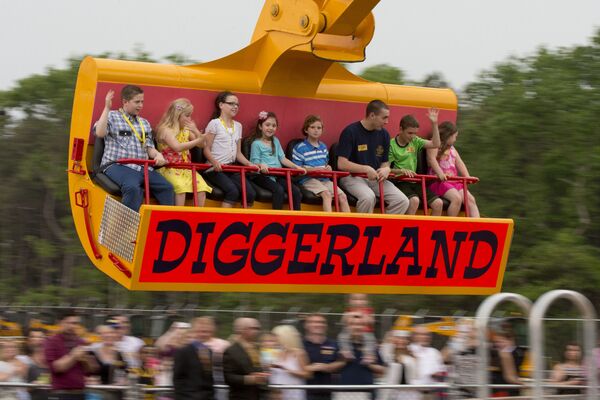 Khách thăm đu quay hình chiếc cần cẩu trong công viên giải trí Diggerland ở Mỹ - Sputnik Việt Nam