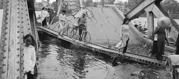 Пересечение разрушенного моста в городе Хюэ, Вьетнам - Sputnik Việt Nam