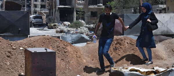 Người đi lại trên trại tị nạn Palestine cũ Yarmuk ở Syria - Sputnik Việt Nam