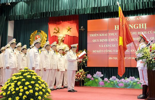 Lãnh đạo Bộ Công an  Tuyên thệ dưới Cờ Tổ quốc.  - Sputnik Việt Nam