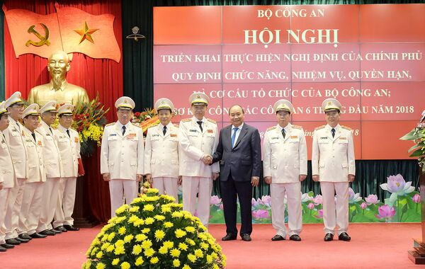 Thủ tướng Nguyễn Xuân Phúc chúc mừng lãnh đạo Bộ Công an. - Sputnik Việt Nam