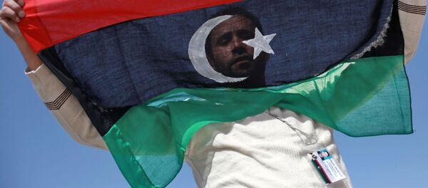 Житель Бенгази с флагом Ливии Житель Бенгази с флагом Ливии - Sputnik Việt Nam