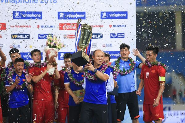 HLV trưởng Park Hang-seo nâng cao chiếc cúp vô địch trong niềm vui của các tuyển thủ U23 Việt Nam.  - Sputnik Việt Nam