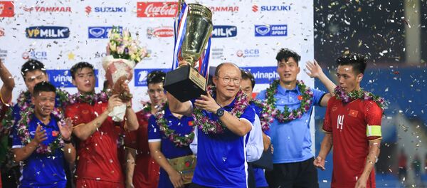 HLV trưởng Park Hang-seo nâng cao chiếc cúp vô địch trong niềm vui của các tuyển thủ U23 Việt Nam. - Sputnik Việt Nam