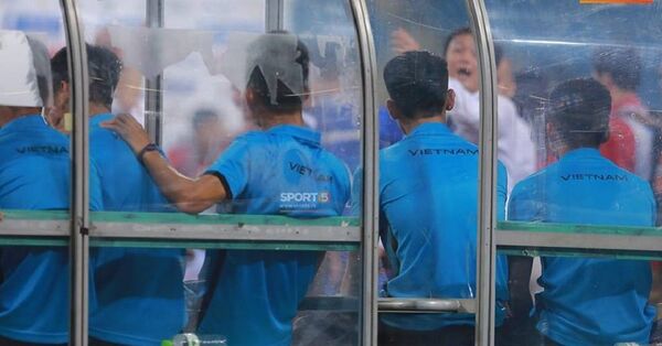 Các cầu thủ không có tên trong danh sách đăng kí thi đấu ngồi nhìn đồng đội nâng Cup - Sputnik Việt Nam