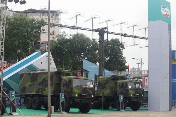 Tổ hợp đài VRS-M2D gồm 2 xe, đều đặt trên khung gầm dòng vận tải việt dã 3 cầu chủ động Kamaz-43118, cấu hình 6x6. Tổ hợp đài VRS-M2D gồm 2 xe, đều đặt trên khung gầm dòng vận tải việt dã 3 cầu chủ động Kamaz-43118, cấu hình 6x6. - Sputnik Việt Nam