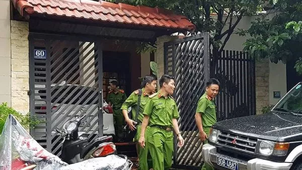 Cơ quan công an rời khỏi nhà ông Phan Ngọc Thạch sau khi khám xét.