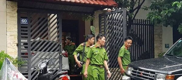 Cơ quan công an rời khỏi nhà ông Phan Ngọc Thạch sau khi khám xét. Cơ quan công an rời khỏi nhà ông Phan Ngọc Thạch sau khi khám xét. - Sputnik Việt Nam