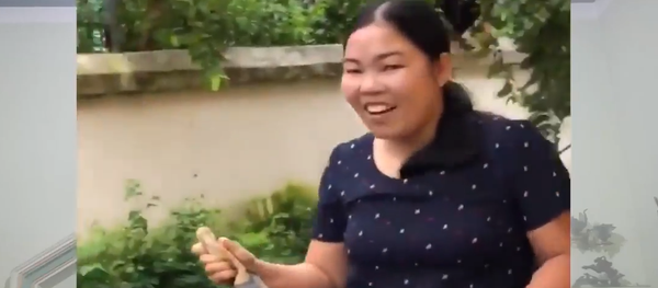 Cô giáo vùng cao tay không bắt rắn hổ mang - Sputnik Việt Nam