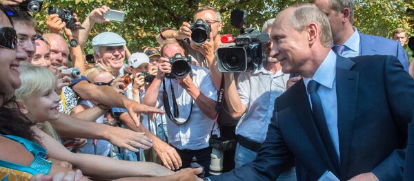 Tổng thống Nga Vladimir Putin giao lưu với nhân dân địa phương khi thăm Sevastopol Tổng thống Nga Vladimir Putin giao lưu với nhân dân địa phương khi thăm Sevastopol - Sputnik Việt Nam