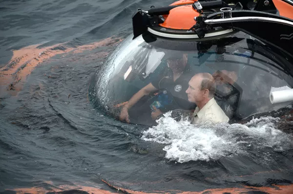 Tổng thống Nga Vladimir Putin dùng tiềm thủy đĩnh lặn xuống quan sát con tàu cổ đắm ở đáy biển vùng Sevastopol Tổng thống Nga Vladimir Putin dùng tiềm thủy đĩnh lặn xuống quan sát con tàu cổ đắm ở đáy biển vùng Sevastopol - Sputnik Việt Nam