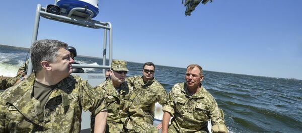 Tổng thống Ukraine Petr Poroshenko dự tập trận - Sputnik Việt Nam