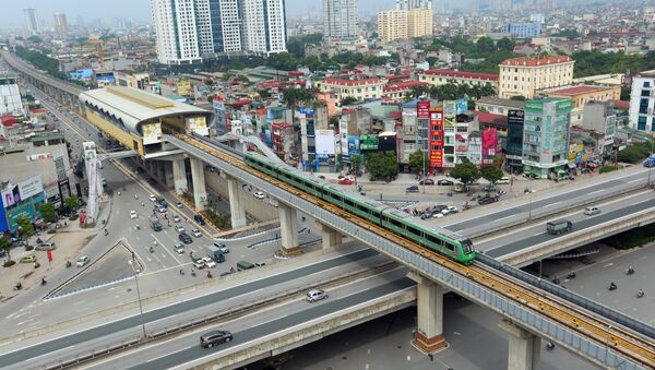 Đoàn tàu chạy qua ngã tư Khuất Duy Tiến - Nguyễn Trãi - Nguyễn Xiển. - Sputnik Việt Nam