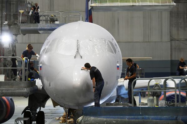 Sơn máy bay Sukhoi Superjet 100 của hãng Aeroflot: ở Ulyanovsk, Nga - Sputnik Việt Nam