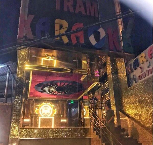 Nhân viên quán karaoke không phép đóng cửa, ngăn cản cơ quan chức năng. - Sputnik Việt Nam