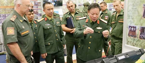 Thiếu tướng Phan Đức Dũng cùng nhóm sĩ quan đã đến thăm Học viện đảm bảo vật chất-kỹ thuật quân sự (MTO) mang tên tướng A.V. Khrulev - Sputnik Việt Nam