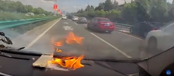 Ở Trung Quốc, iPhone của một người phụ nữ phát nổ sau khi thay pin Ở Trung Quốc, iPhone của một người phụ nữ phát nổ sau khi thay pin - Sputnik Việt Nam