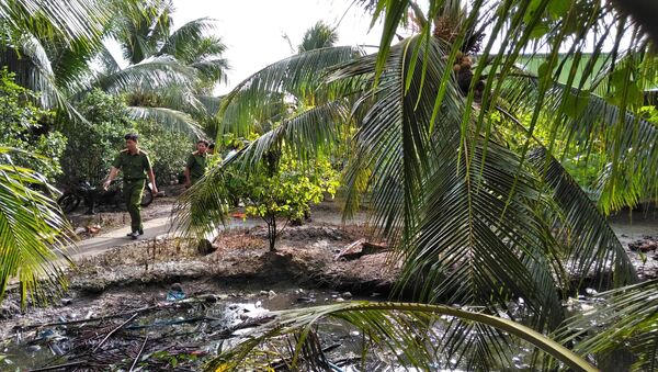 Sáng 13/8/2018, Công an tỉnh Tiền Giang phối hợp với Công an huyện Châu Thành cùng các đơn vị nghiệp vụ tiến hành phong toả, khám nghiệm hiện trường để điều tra làm rõ nguyên nhân việc 3 người trong một gia đình tử vong xảy ra tại ấp 4, xã Tam Hiệp, huyện Châu Thành. - Sputnik Việt Nam