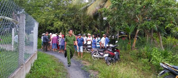 Sáng 13/8/2018, Công an tỉnh Tiền Giang phối hợp với Công an huyện Châu Thành cùng các đơn vị nghiệp vụ tiến hành phong toả, khám nghiệm hiện trường để điều tra làm rõ nguyên nhân việc 3 người trong một gia đình tử vong xảy ra tại ấp 4, xã Tam Hiệp, huyện Châu Thành. - Sputnik Việt Nam