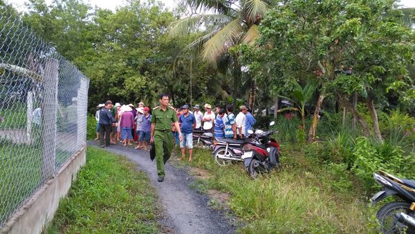 Sáng 13/8/2018, Công an tỉnh Tiền Giang phối hợp với Công an huyện Châu Thành cùng các đơn vị nghiệp vụ tiến hành phong toả, khám nghiệm hiện trường để điều tra làm rõ nguyên nhân việc 3 người trong một gia đình tử vong xảy ra tại ấp 4, xã Tam Hiệp, huyện Châu Thành. - Sputnik Việt Nam