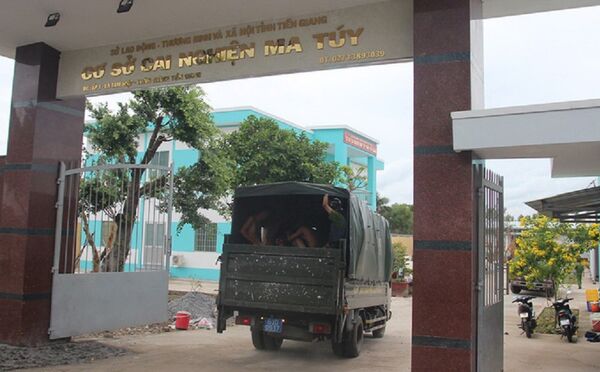 Các học viên được đưa trở lại cơ sở cai nghiện. - Sputnik Việt Nam