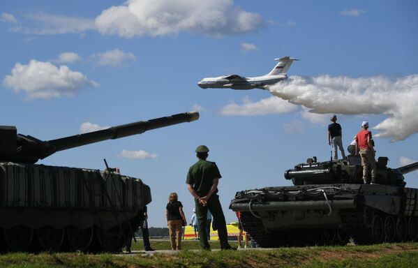 Máy bay Il-76MD trước khi bắt đầu vòng bán kết cuộc thi quốc tế Tank Biathlon-2018 trong khuôn khổ ArMY-2018 - Sputnik Việt Nam