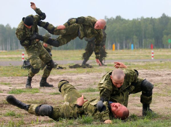 Biểu diễn trình diễn của những quân nhân Belarus trong buổi khai mạc cuộc thi Giới hạn người xạ thủ tại ArMY-2018 - Sputnik Việt Nam