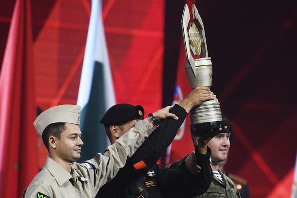 Đội tuyển Lực lượng vũ trang Liên bang Nga với Cúp dành cho Đội chiến thắng tuyệt đối ArMY-2018 tại lễ bế mạc - Sputnik Việt Nam