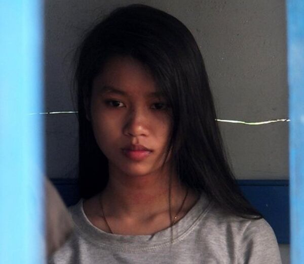 Cô gái 17 tuổi run rẩy kể lại phút được tha mạng - Sputnik Việt Nam