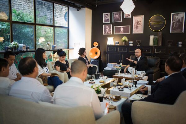 3 luật sư ngồi bên trái ghi chép, cung cấp thêm thông tin, 6 nhà báo ngồi bên phải và đối diện ông Đặng Lê Nguyên Vũ. 3 luật sư ngồi bên trái ghi chép, cung cấp thêm thông tin, 6 nhà báo ngồi bên phải và đối diện ông Đặng Lê Nguyên Vũ. - Sputnik Việt Nam