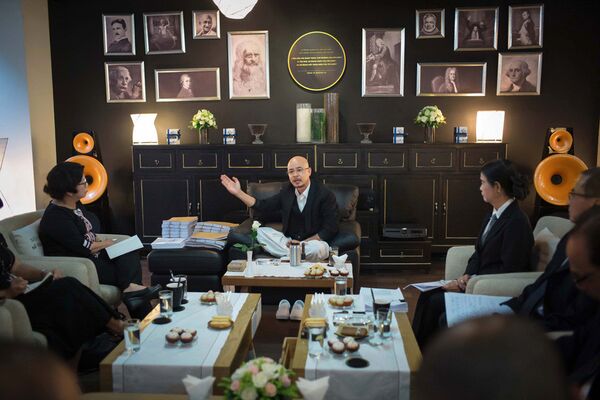 Ông Vũ cho rằng dạy người ta làm giàu mà không giàu thì nói ai nghe. Ông Vũ cho rằng dạy người ta làm giàu mà không giàu thì nói ai nghe. - Sputnik Việt Nam