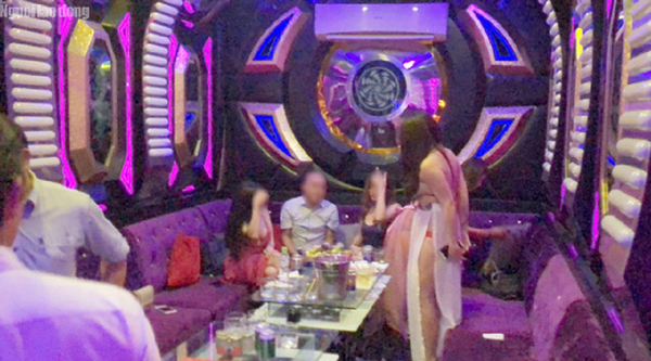 Ít nhất 2 phòng tại nhà hàng Phoenix 160C Bùi Thị Xuân có khách hát karaoke, một vài nhân viên mặc đồ hở hang. - Sputnik Việt Nam