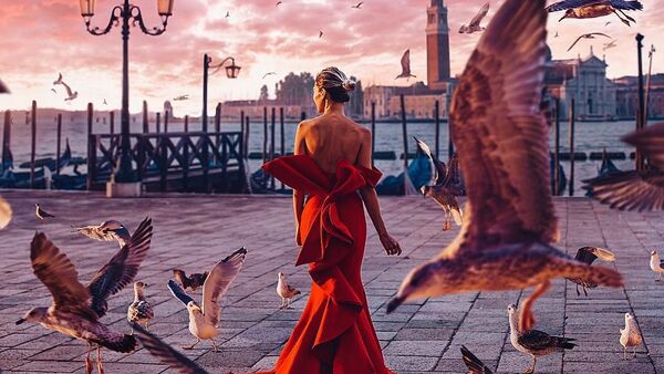 Ảnh của nhiếp ảnh gia Kristina Makeeva từ sê-ri Cô gái mặc váy, được chụp tại Venice, Italy - Sputnik Việt Nam