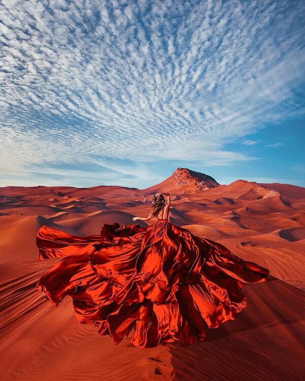 Ảnh của nhiếp ảnh gia Kristina Makeeva từ sê-ri Cô gái mặc váy, được chụp trong sa mạc Rub-el-Khali, UAE - Sputnik Việt Nam