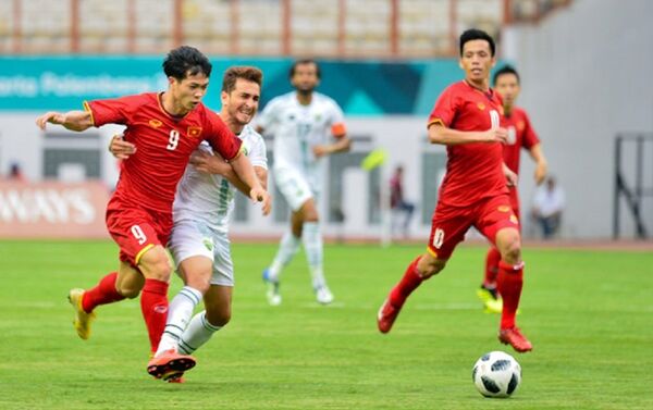 Tiền đạo Công Phượng nỗ lực đi bóng, sau đó chuyền cho đồng đội nhưng không có pha dứt điểm nào về phía khung thành Olympic Pakistan. - Sputnik Việt Nam