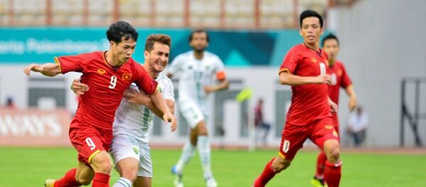 Tiền đạo Công Phượng nỗ lực đi bóng, sau đó chuyền cho đồng đội nhưng không có pha dứt điểm nào về phía khung thành Olympic Pakistan. - Sputnik Việt Nam