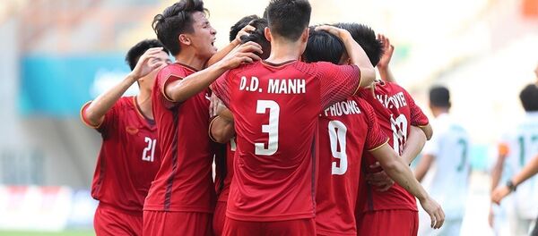 Các cầu thủ U23 Việt Nam ăn mừng sau khi Quang Hải khi ghi bàn thắng mở tỷ số. - Sputnik Việt Nam