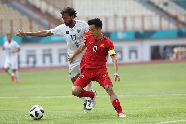 Cầu thủ Văn Quyết tranh chấp bóng trước cầu thủ cao to của đội U23 Pakistan. - Sputnik Việt Nam
