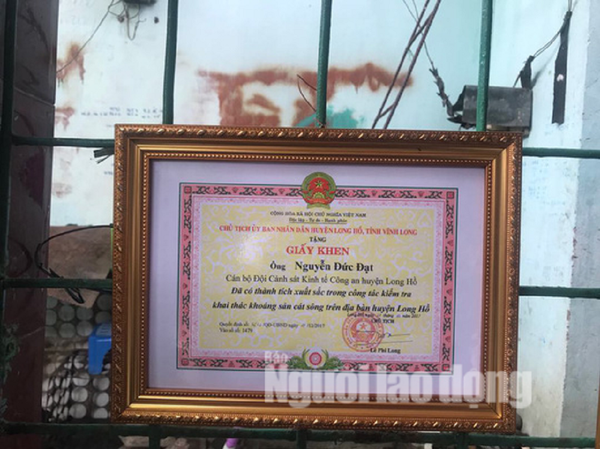 Thiếu úy Đạt nhận nhiều giấy khen trong quá trình công tác - Sputnik Việt Nam