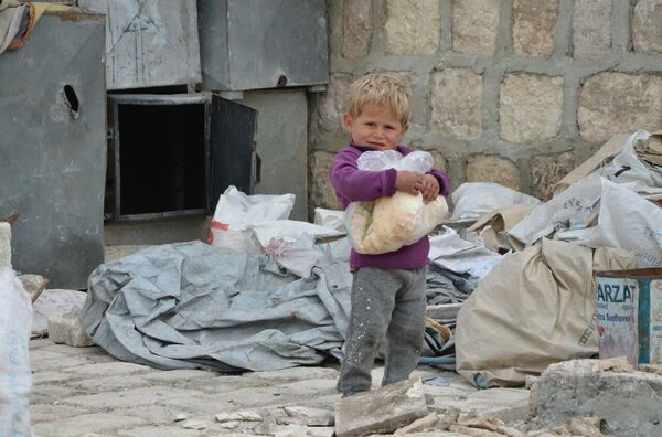 Trên đường phố Aleppo thường có thể thấy người dân cầm trong tay những chiếc túi in dòng chữ Nước Nga cùng với bạn. - Sputnik Việt Nam