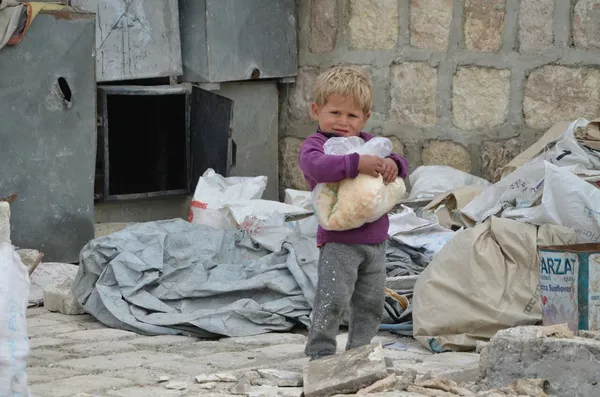 Trên đường phố Aleppo thường có thể thấy người dân cầm trong tay những chiếc túi in dòng chữ Nước Nga cùng với bạn. Trên đường phố Aleppo thường có thể thấy người dân cầm trong tay những chiếc túi in dòng chữ Nước Nga cùng với bạn. - Sputnik Việt Nam