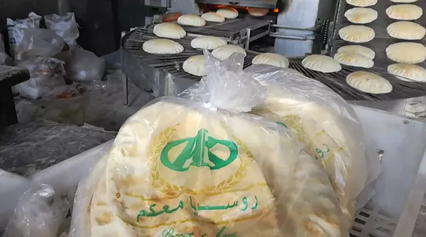 Trên đường phố Aleppo thường có thể thấy người dân cầm trong tay những chiếc túi in dòng chữ Nước Nga cùng với bạn. Trên đường phố Aleppo thường có thể thấy người dân cầm trong tay những chiếc túi in dòng chữ Nước Nga cùng với bạn. - Sputnik Việt Nam