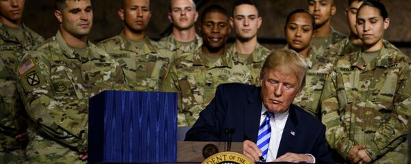 Tổng thống Mỹ Donald Trump vào ngày thứ Hai 13-8-2018 đã ký ngân sách quốc phòng Mỹ Tổng thống Mỹ Donald Trump vào ngày thứ Hai 13-8-2018 đã ký ngân sách quốc phòng Mỹ - Sputnik Việt Nam
