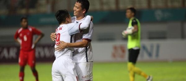 Anh Đức ăn mừng cùng đồng đội sau khi mở tỷ số. - Sputnik Việt Nam