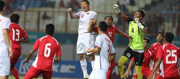 Anh Đức bật cao đánh đầu trước vòng vây của hậu vệ Olympic Nepal. - Sputnik Việt Nam