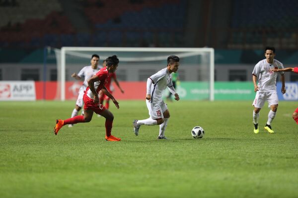 Pha đi bóng của cầu thủ Quang Hải.  - Sputnik Việt Nam