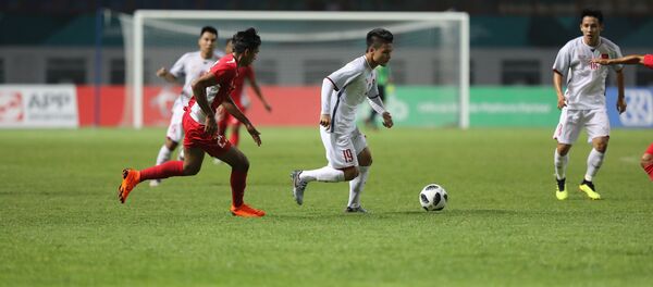 Pha đi bóng của cầu thủ Quang Hải. - Sputnik Việt Nam